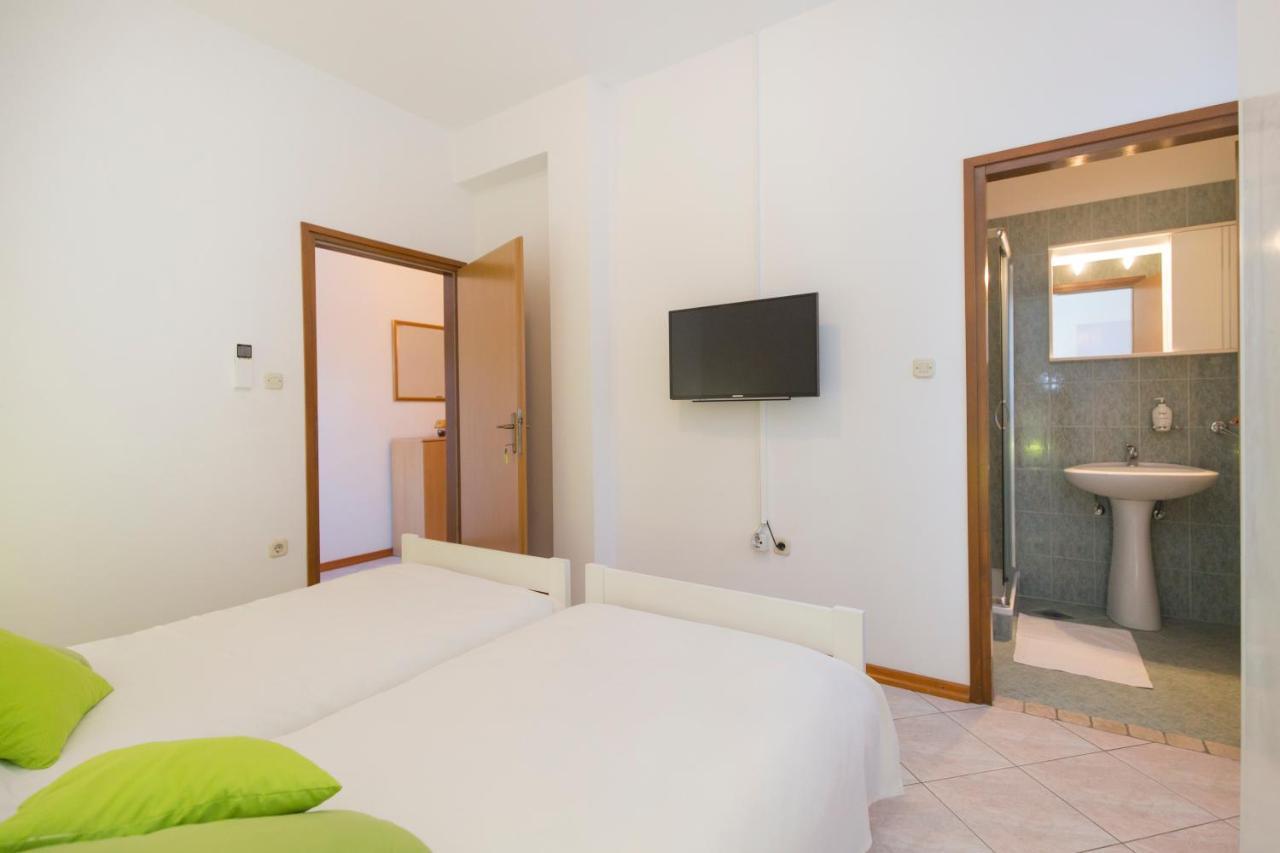 Hotel House Kontus Plomin Exterior foto